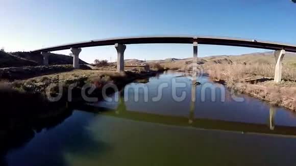 春天博伊西河上的桥视频的预览图