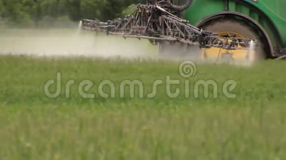 跟踪拖拉机喷雾植物和化学农药视频的预览图