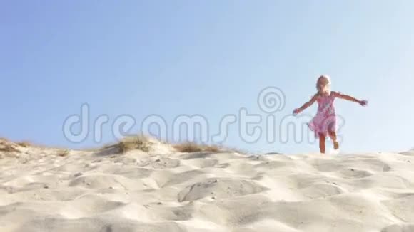 女孩在沙丘上奔跑视频的预览图