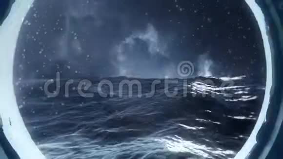 透过海洋的船窗观看风暴视频的预览图