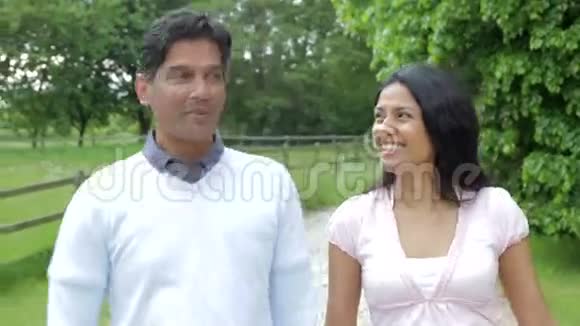 印度夫妇在乡下散步视频的预览图