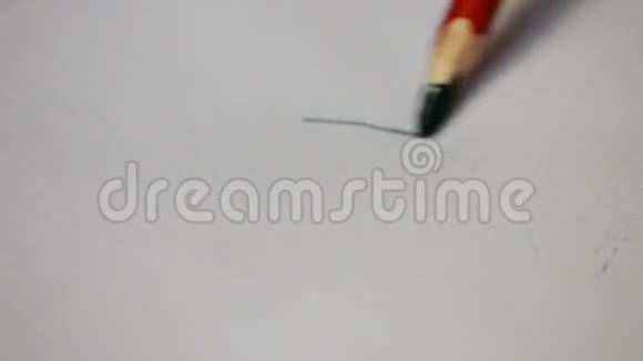 艺术家用铅笔和纸画房子视频的预览图