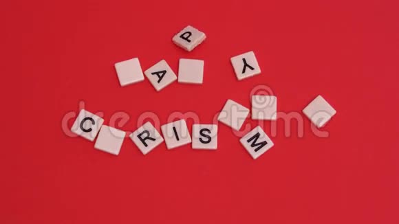 字母瓷砖移动在红色背景上拼出圣诞快乐视频的预览图
