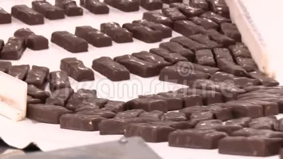 巧克力工厂传送带上的糖果视频的预览图