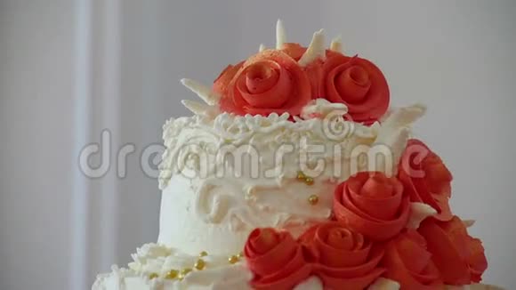 红色婚礼蛋糕特写甜点在婚礼盛宴视频视频的预览图