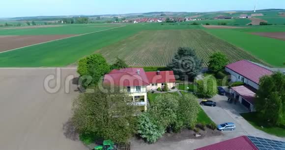 绕着农舍绕着温室和绿色的田野德国欧洲农业视频的预览图