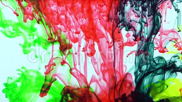 优良的彩色油漆在水中扩散视频的预览图