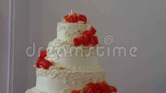 婚礼宴会上的红色婚礼蛋糕特写甜点视频的预览图