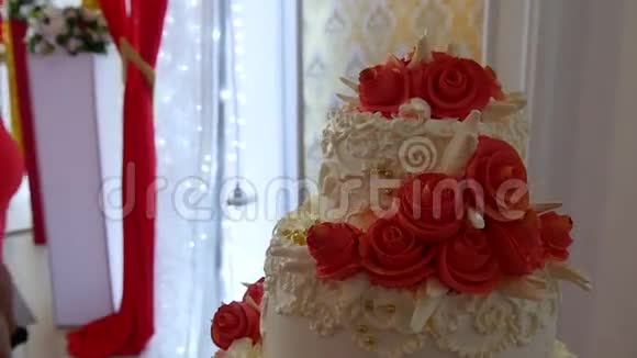 红色视频婚礼蛋糕特写甜点在婚礼盛宴上视频的预览图