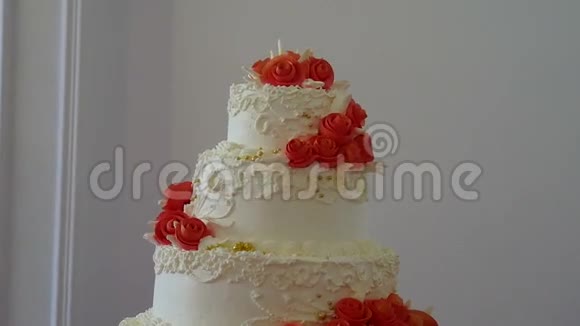婚礼宴会上的红色婚礼特写蛋糕甜点视频的预览图