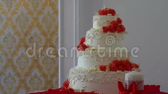 红色婚礼蛋糕视频特写甜点在婚宴上视频的预览图