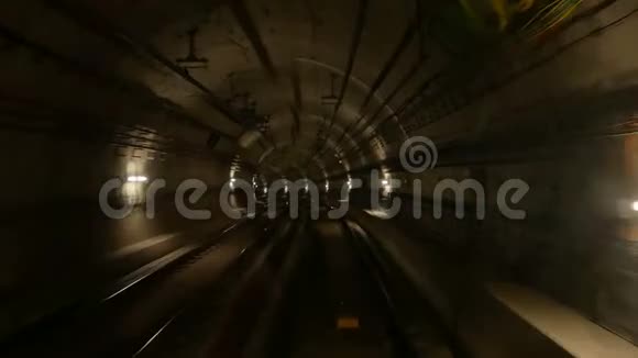 车站列车隧道速度视频的预览图