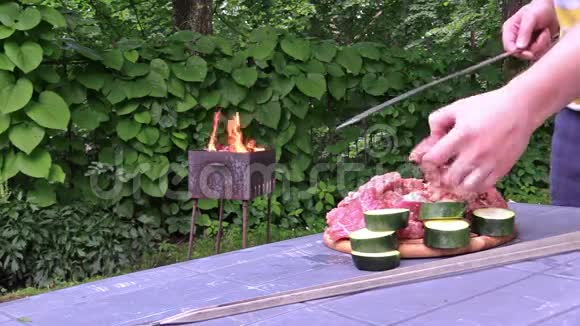 人准备什什利克西葫芦在扦花园里烧烤火视频的预览图