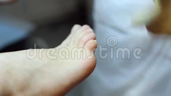 脚趾骨上的足部护理及脚趾骨摘除视频的预览图