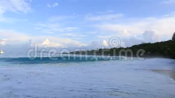 海滩上的全景日出视频的预览图