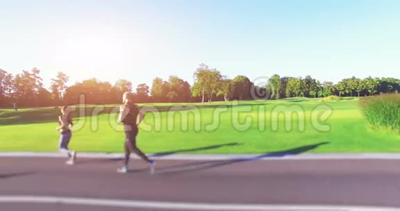 在公园里慢跑4k25fps视频的预览图
