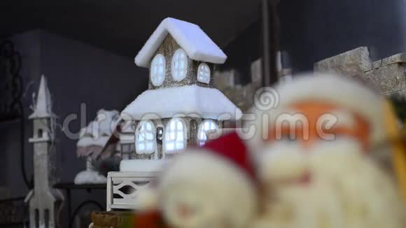 圣诞老人和圣诞屋装饰视频的预览图