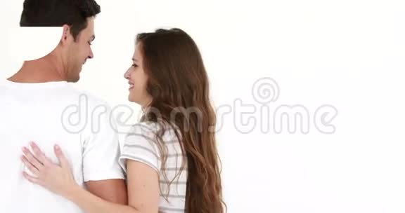 微笑的年轻夫妇拥抱的后景视频的预览图