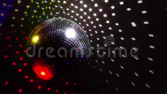 在夜总会镜球旋转并反射穿透烟雾的投影仪的灯光视频的预览图