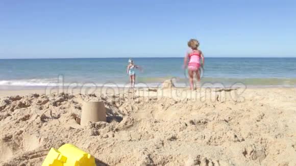 两名少女一起在沙滩上玩耍视频的预览图