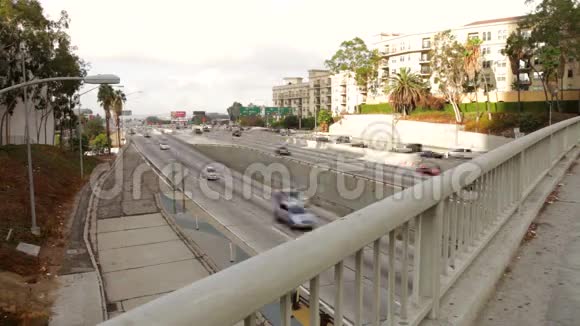 高速公路交通的时间推移序列视频的预览图