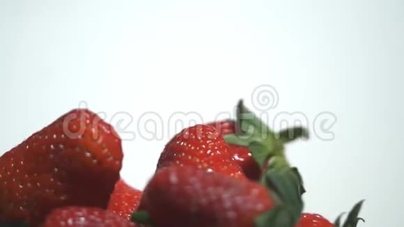 草莓在白色背景纺丝视频的预览图