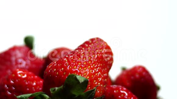 草莓在白色背景纺丝视频的预览图