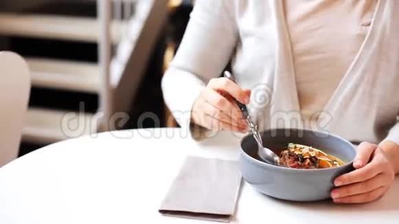 在餐馆吃南瓜奶油汤的女人视频的预览图