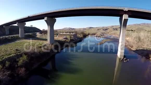 水在爱达荷州的一座桥下流动视频的预览图