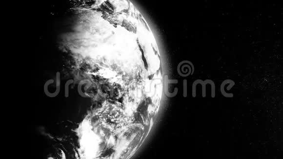 白色地球行星一半被黑色背景上旋转的阴影覆盖抽象的科学背景有价值视频的预览图
