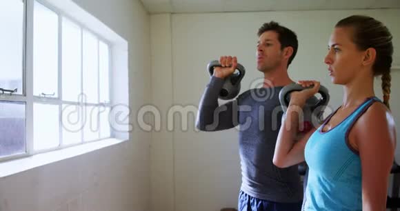 男人和女人用水壶铃4k锻炼视频的预览图