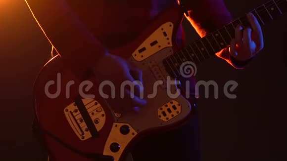 嬉皮士在舞台上用烟弹吉他视频的预览图