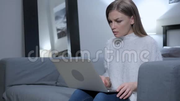 为失败而悲伤的女人用手提电脑视频的预览图