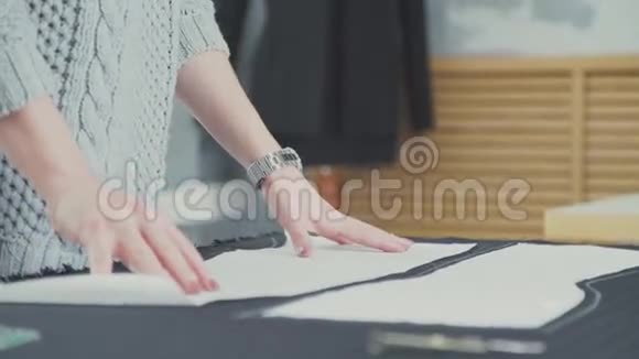 女裁缝的双手特写服装的特写图案视频的预览图