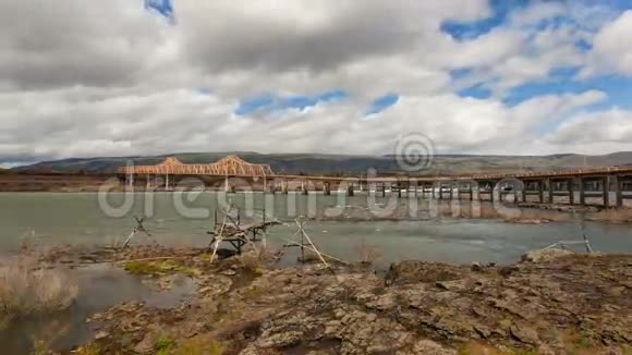 Dalles大坝和Dalles大桥横跨哥伦比亚河谷视频的预览图