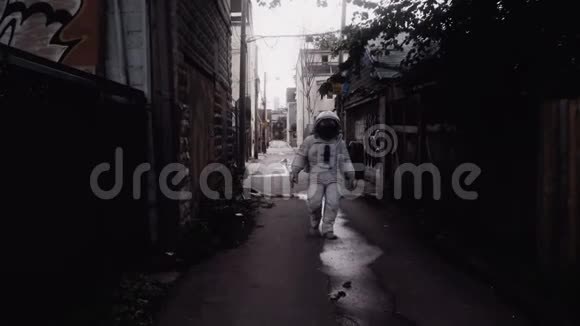 宇航员走在街上视频的预览图