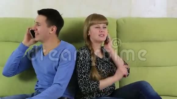 年轻男女坐在沙发上聊天视频的预览图