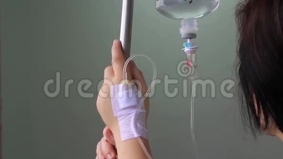 住院的女性患者静脉注射生理盐水视频的预览图