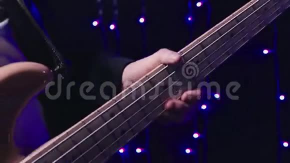 吉他手在音乐会的特写镜头中演奏低音吉他视频的预览图