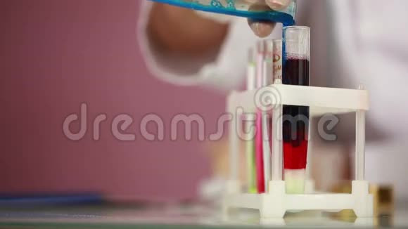 女性化学家比较试管和化学物质防护眼镜视频的预览图
