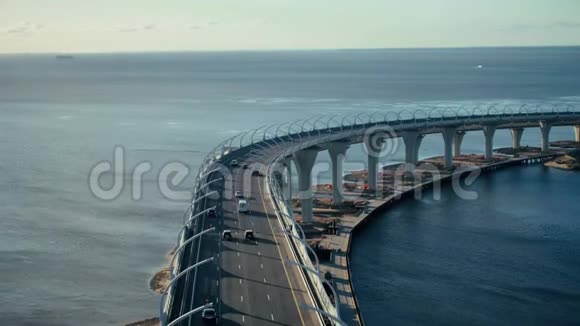现代高速公路桥上无人驾驶飞行器交通的美丽景观视频的预览图