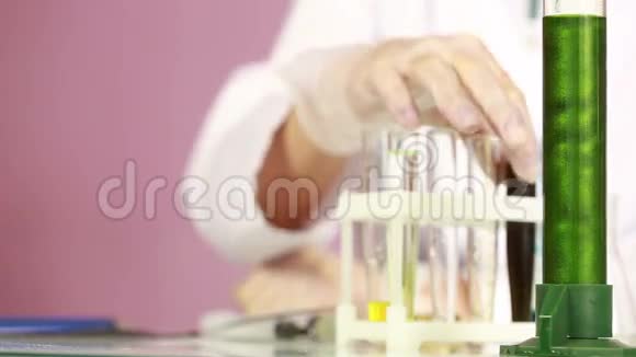 女性化学家比较试管和化学物质防护眼镜视频的预览图