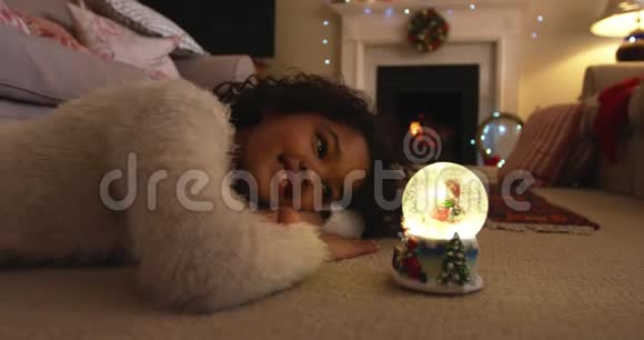 圣诞节的时候女孩在家视频的预览图