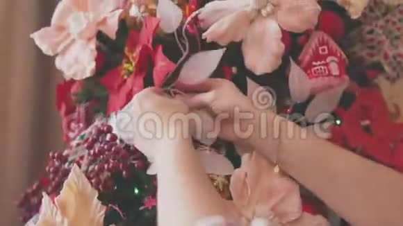女性手的特写装饰圣诞树视频的预览图
