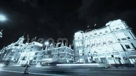 时间流逝上海外滩交通在夜间老式的商业建筑视频的预览图