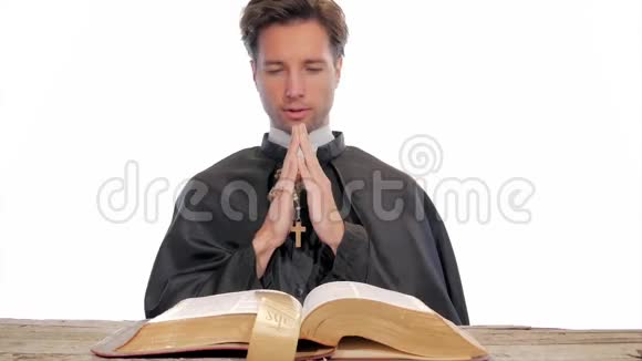 年轻的天主教牧师在祈祷视频的预览图
