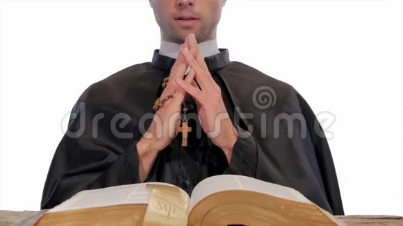 年轻的天主教牧师在祈祷视频的预览图