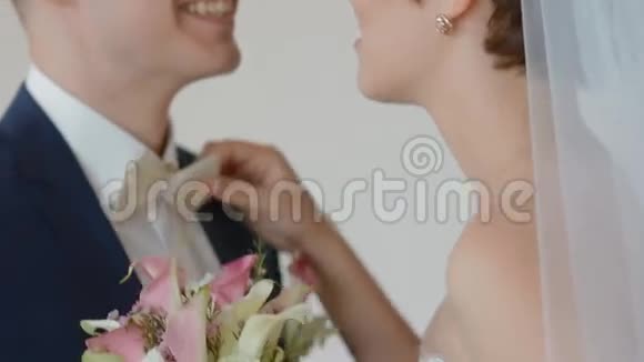 新郎新娘互相亲吻视频的预览图