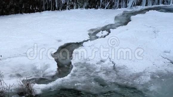 在俄勒冈州波特兰的冻深冬季沿着冻溪流动的水量为1080p视频的预览图