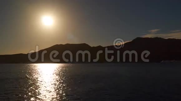 海洋中太阳的反射视频的预览图